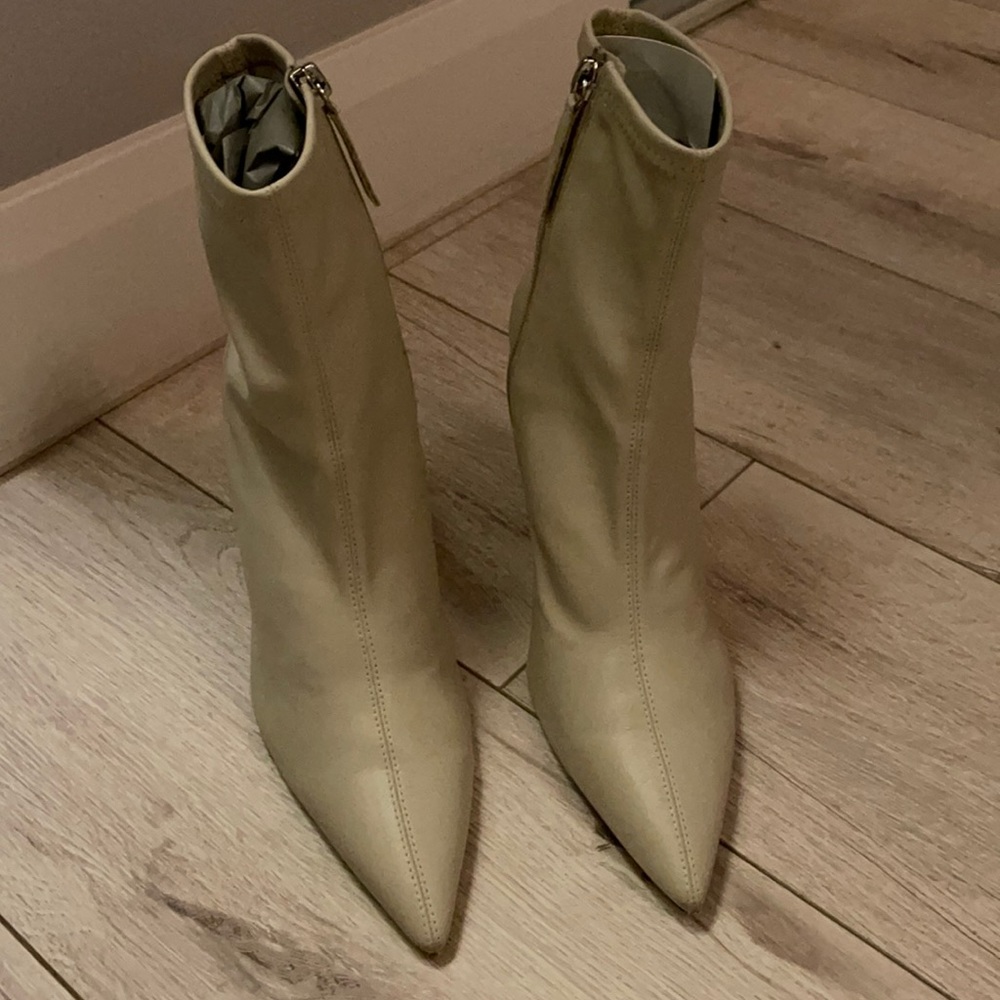 White pointy Zara leather boots!